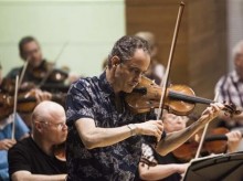 Jewish violinist finishes father’s piece that Nazis broke up