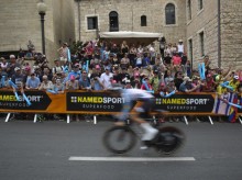 Dumoulin wins opening stage of Giro d’Italia, Froome – after crash – 21st