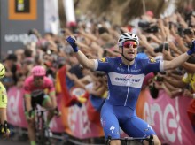 Dennis nabs Giro pink jersey, Viviani takes 2nd stage