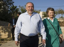 Gamble pays off for Lieberman, who becomes Israeli kingmaker